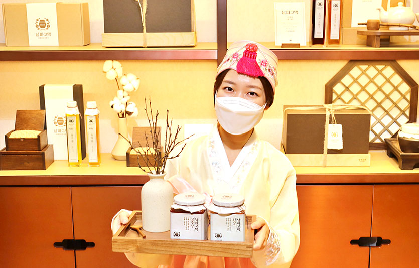 17일, 서울 중구 소공동에 위치한 본점 남파고택 매장에서 모델이 선물세트를 홍보하는 모습. 사진=롯데백화점