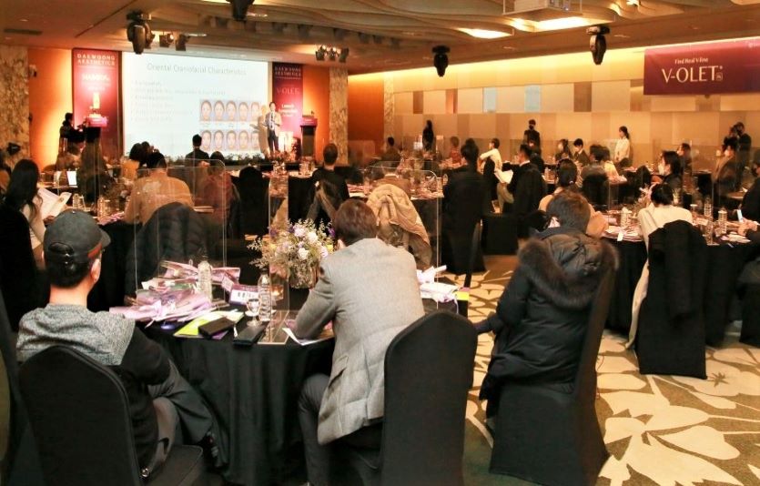 대웅제약이 턱밑 주름개선 주사제 브이올렛을 출시하며 관련 심포지움을 개최했다. 사진=대웅제약