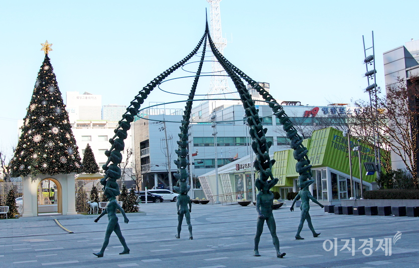 사람 위에 사람이 있다. 서울 영등포 타임스퀘어 마당에 있는 서도호 작가의 ‘카르마(업보)’다. 이 작품은 인간들이 카르마를 주제로 해 과거에서부터 현재, 미래까지 연결된다는 인과응보를 시각화했다. 사진=정윤서 기자