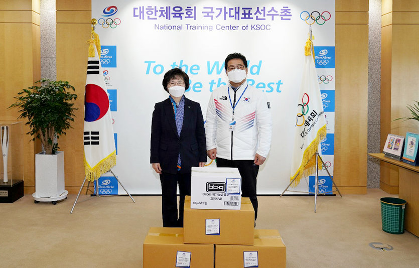 제너시스BBQ그룹 (왼쪽부터)윤경주 부회장과 유인탁 선수촌장이 기증식 후 기념사진을 찍고 있다. 사진=BBQ