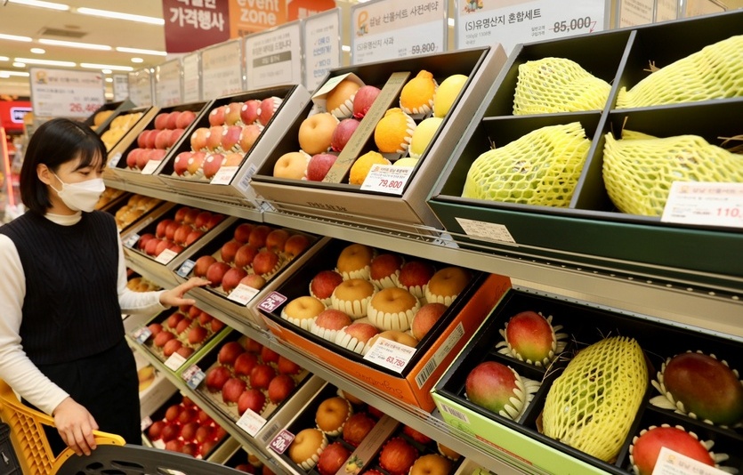 이마트와 SSG닷컴이 20일부터 내달 1일까지 설 선물 꾸러미를 판매한다. 고객이 이마트 매장에서 과일 선물을 고르고 있다. 사진=이마트