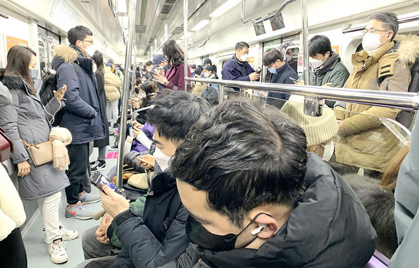 30일 중앙방역대책본부는 이날 0시 기준으로 코로나19 신규 확진자가 5037명 늘어 누적 확진자 수가 62만5967명이라고 밝혔다. 이달 14일 7호선 출근길 모습. 사진=김성미 기자