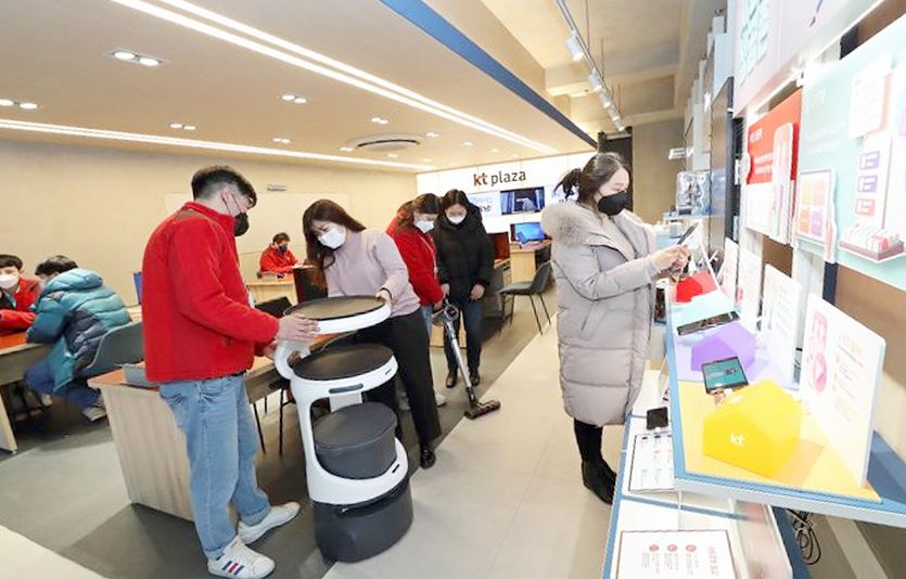 KT가 소상공인 영업에 실질적 도움이 되는 맞춤형 매장 'KT Add Shop'을 열었다. 사진=KT