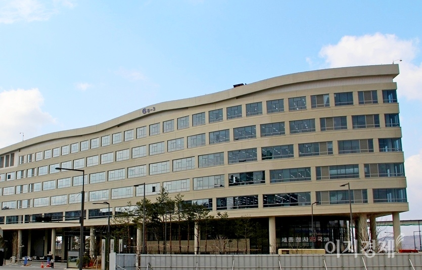 국토교통부는 일본에만 있는 부처다. 새 정권은 부처 개편을 통해 일제 잔대를 걷어내야 한다. 세종시 국토교통부 청사. 사진=이승렬 기자