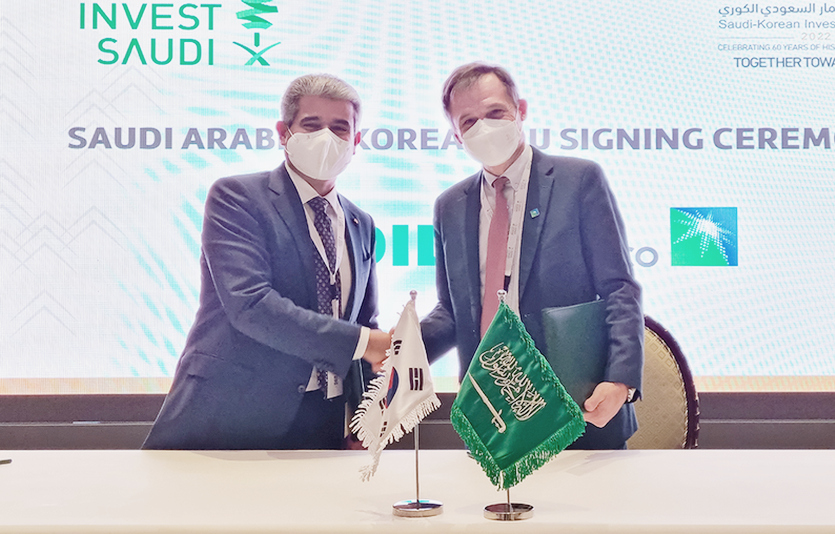 S-OIL (왼쪽부터)후세인 알 카타니 CEO와 아람코 올리비에 토렐 부사장이 사우디아라비아 리야드에서 열린 스마트 혁신성장 포럼에서 수소 공급망 구축 협력 MOU를 체결했다. 사진=S-OIL