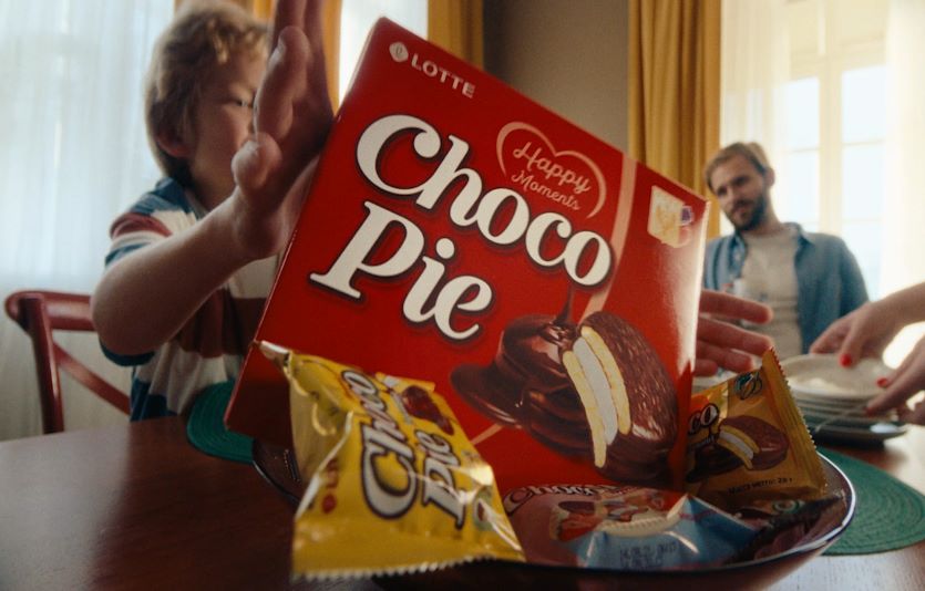 롯데제과가 러시아에 초코파이의 새광고를 내보내고 마케팅에 주력하고 있다. 사진=롯데제과