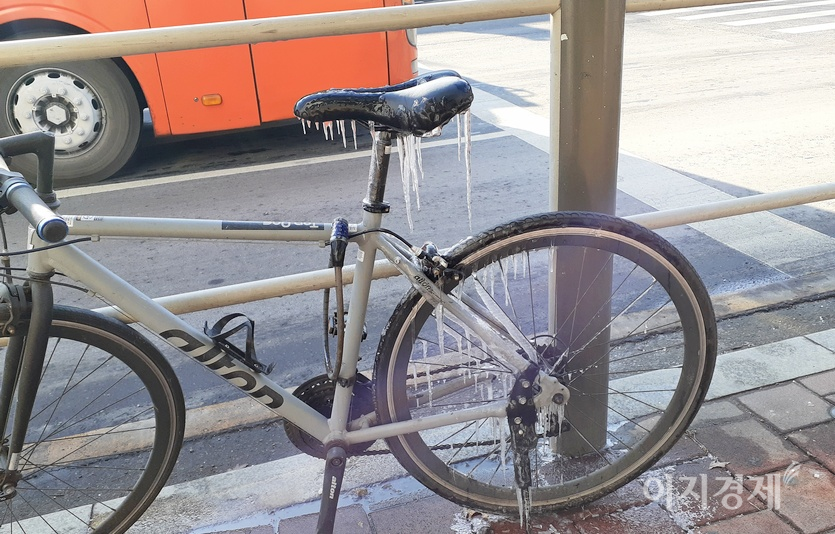 서울 지하철9호선 구반포역 처마에서 떨어진 물방울이 그 아래 세워진 자전거에 고드름을 만들었다. 사진=정수남 기자