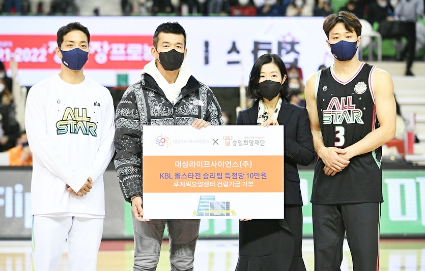 지난 주말 대구에서 열린 KBL 올스타전 기부금 전달식에서 (왼쪽부터)허훈 선수, 승일희망재단 션 공동대표, 대상라이프사이언스 김수희 본부장, 허웅 선수 등이 기념사진을 찍고 있다. 사진=대상라이프사이언스