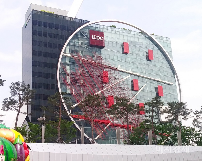 HDC현대산업개발은 지난해 강세를 상반기에도 지속했다. 서울 영동대로에 있는 HDC현대산업개발 사옥. 사진=이승렬 기자