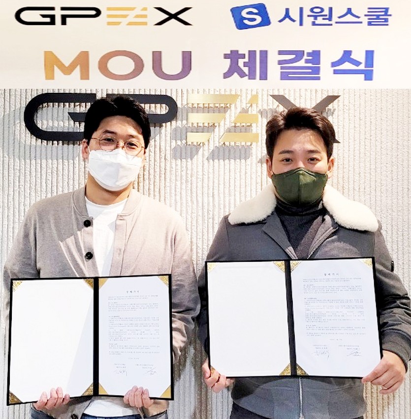 한국포인트거래소 (왼쪽부터)김재학 대표와 ㈜에스제이더블유인터내셔널 이시원 대표가 협약 체결 후 기념사진을 찍고 있다. 사진=한국포인트거래소