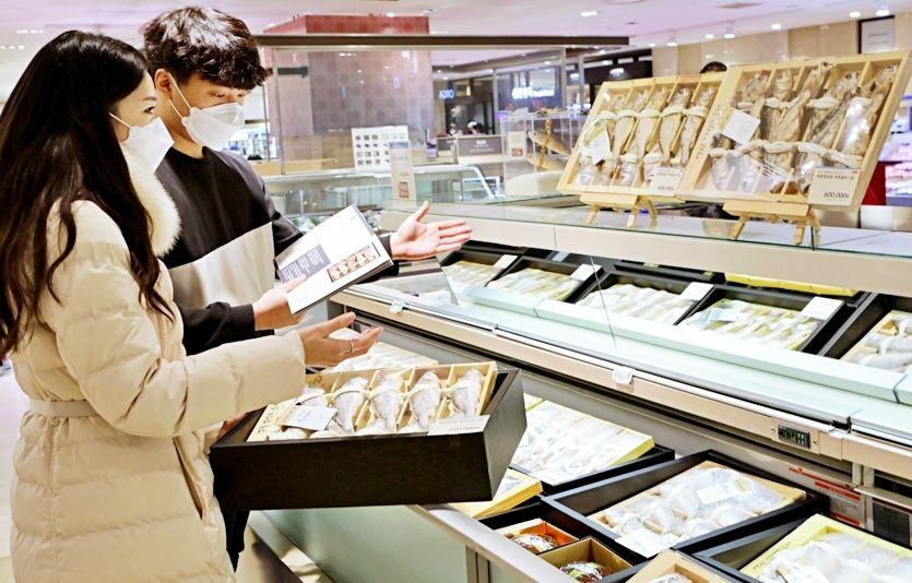 서울시 중구 롯데백화점 본점에서 고객들이 굴비 선물을 고르고 있다. 사진=롯데백화점