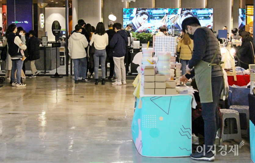 22일 코로나19 신규 확진자가 7630명이 발생해 누적 확진자가 73만3902명으로 집계됐다. 이날 서울 삼성동 코엑스에 있는 패스트푸드점 모습. 사진=이지경제