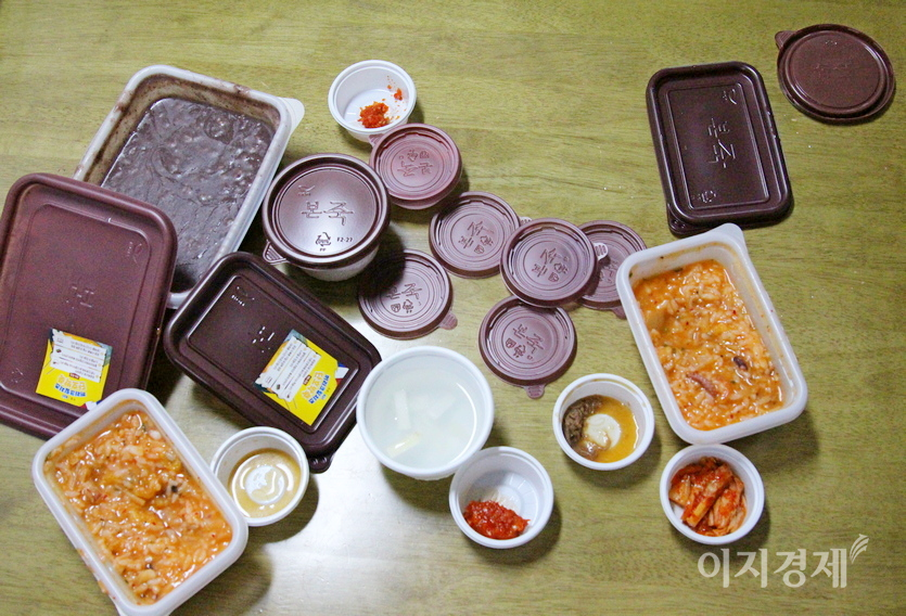 플라스틱 용기가 식탁 가득이다. 사진=정수남 기자