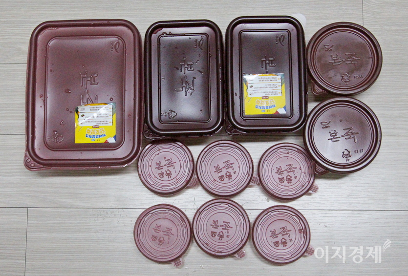 두가지 죽에서 모두 11점의 플라스틱 쓰레기가 나왔다. 사진=정수남 기자