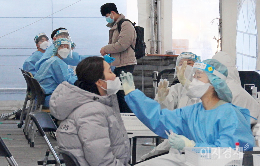 국내 코로나19 확진자가 널뛰기를 하고 있다. 이달 중순 하루 신규 확진가가 3000명대로 감소했으나, 다시 7000명대에 육박해서다. 서울 강남구선별진료소의 전날 오후 모습. 사진=이지경제