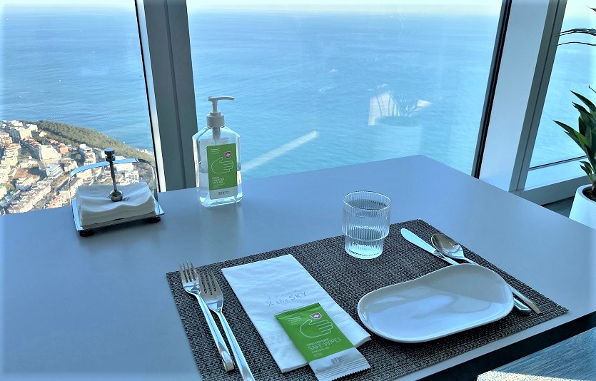 풀무원건강생활이 '부산엑스더스카이' 전망대에 안심티슈·안심겔을 후원한다. 사진=풀무원생활건강