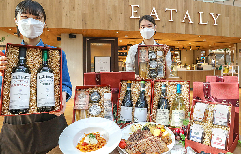 24일 서울 영등포구 더현대 서울 6층 이탈리 매장에서 직원들이 '이탈리 선물세트'를 소개하고 있다. 사진=현대백화점
