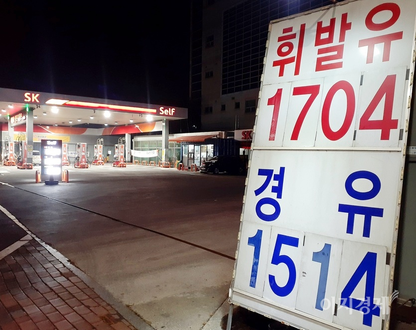 성남시 중원구에 있는 한 셀프주유소의 24일 유가. 유류세 인하 직전 전국 유가보다 각각 5.9%(106원), 5.7%(92원) 내렸다. 사진=정수남 기자