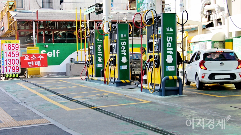 서울 중구 신당동의 한 셀프 주유소의 24일 유가. 지난해 11월 11일 전국 평균 유가대비 8.3%(151원), 9.2%(147원) 인하에 그쳤다. 사진=정수남 기자