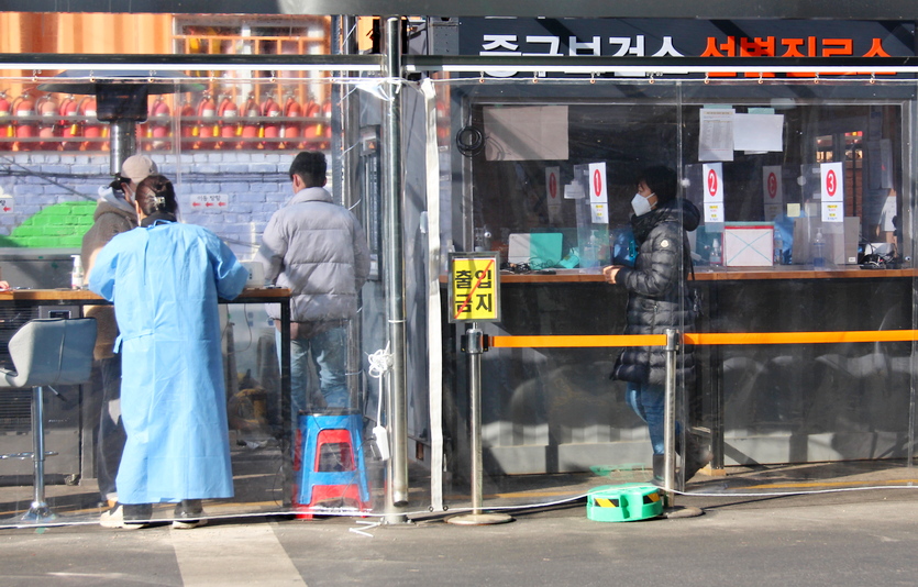코로나19 오미크론 변이가 빠르게 확산하면서 24일 신규 확진자 수가 처음으로 8000명을 넘어섰다. 연일이어지는 확진자 증가에 이번 설 연휴가 오미크론 변이 대확산의 분수령이 될 것이라는 전망도 나오고 있다. 사진=김성미 기자