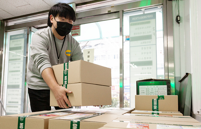 수제맥주 대표브랜드 생활맥주가 설 명절을 맞아 동명아동복지센터에 기부물품을 전달했다. 생활맥주 직원이 동명아동복지센터에 기부물품을 전달하고 있다. 사진=생활맥주