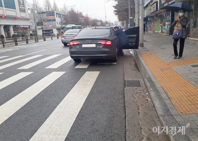 아우디의 최고급 세단인 A8이 횡단보도 한 가운데 정차해 있다. 사진=정윤서 기자