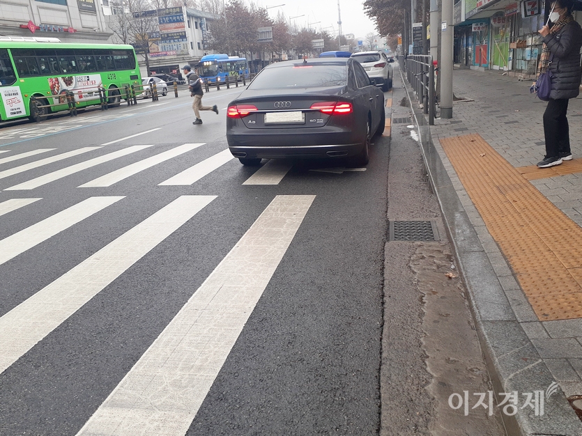 아우디의 최고급 세단인 A8이 횡단보도 한 가운데 정차해 있다. 사진=정윤서 기자