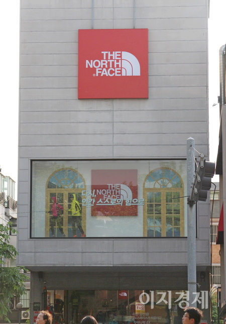 국내 1위 아웃도어 브랜드 노스페이스를 운영하는 영원무역의 지난해 4분기 영업이익이 사상 최고 실적을 보일 전망이다. 노쓰페이스 서울 강남 매장. 사진=이지경제