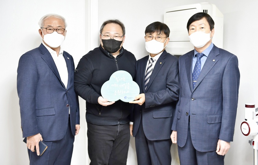 성남시 작은 사랑의 집 개소식에서 (왼쪽부터) 김홍중 사무총장, 표완근 시설장, 박도형 사회공헌금융부문장, 황규덕 성남동부새마을금고 이사장 등이 기념사진을 찍고 있다. 사진=새마을금고중앙회