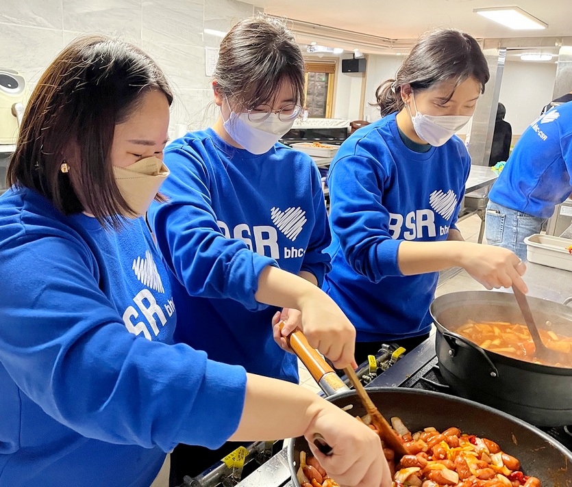 bhc치킨의 대학생 봉사 단체 해바라기 봉사단 6기 2조가 급식 봉사활동으로 올해 활동을 시작했다. 사진=bhc치킨