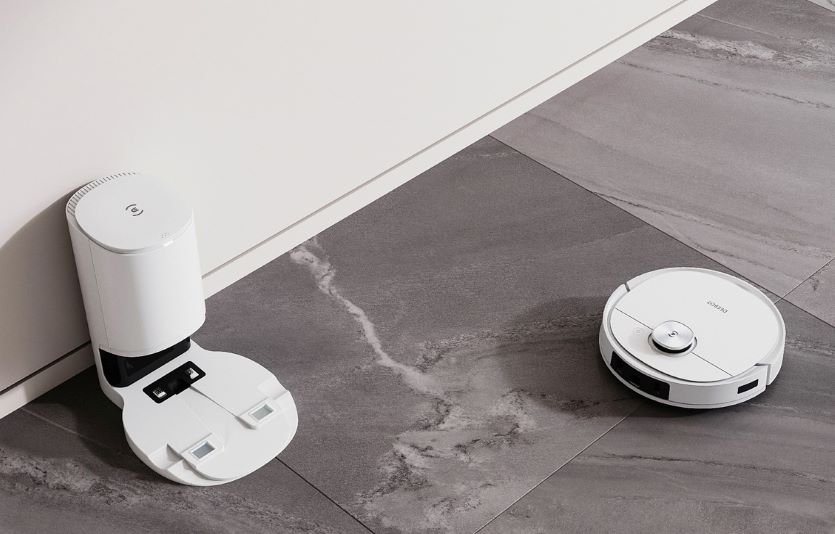 로봇청소기는 가전제품 사용을 어려워하는 부모님께도 안성맞춤이다. 사진은 에코벡스 '디봇 T9'.