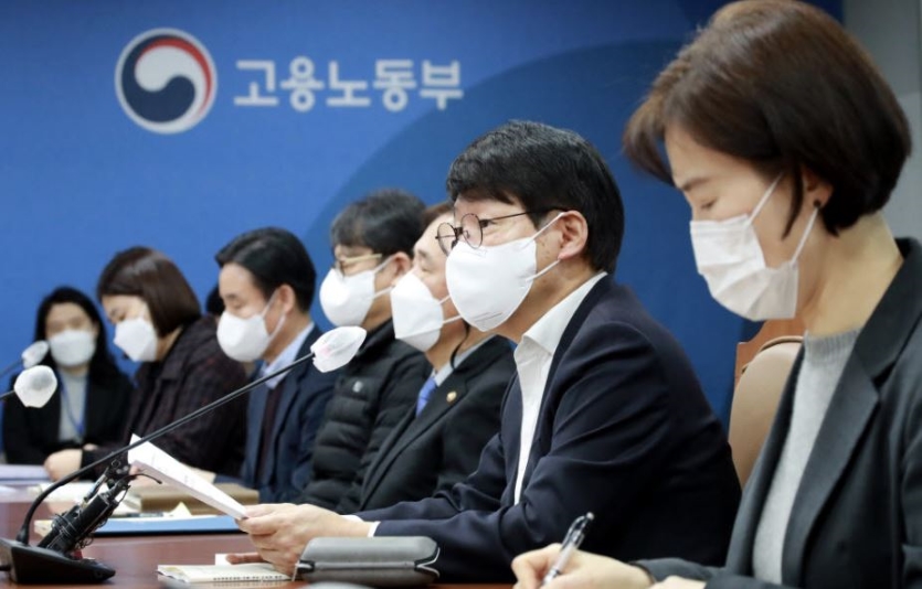 중대재해처벌법이 27일 본격 시행됐다. 안경덕 고용노동부 장관(오른쪽 두 번째)이 24일 중대재해처벌법 시행대비 전국 기관장 회의를 하는 모습. 사진=고용노동부