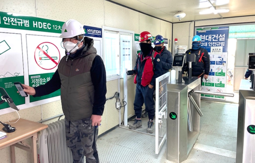 현대건설이 힐스테이트 레이크 송도 3차 현장에 안전지갑 시스템을 시범적용한 모습. 사진=현대건설