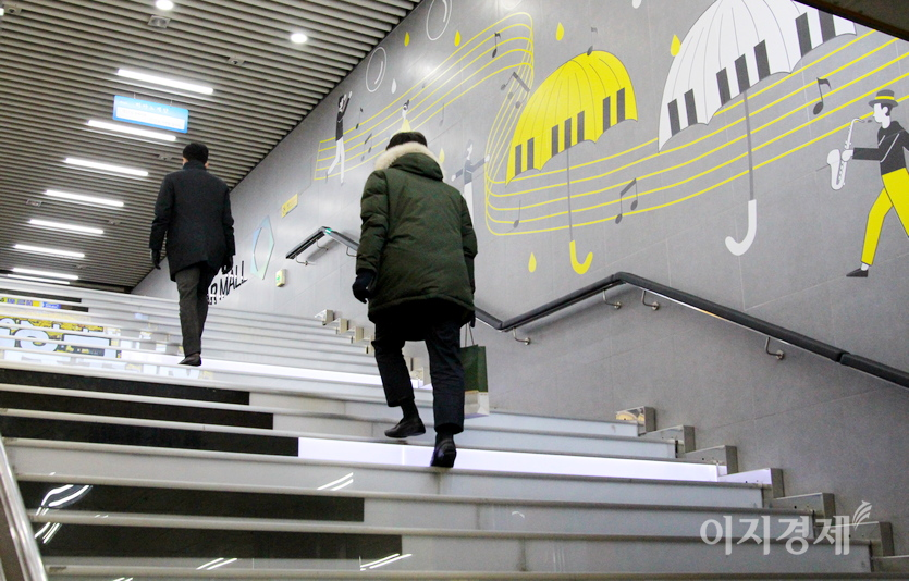 이곳에는 피아노 건반을 본뜬 계단이 있다. 보행자가 계단을 디딜 때마다 계단에 불이 켜지면서 도, 레, 미, 파, 솔, 라, 시, 도가 울린다. 사진=김진이 기자