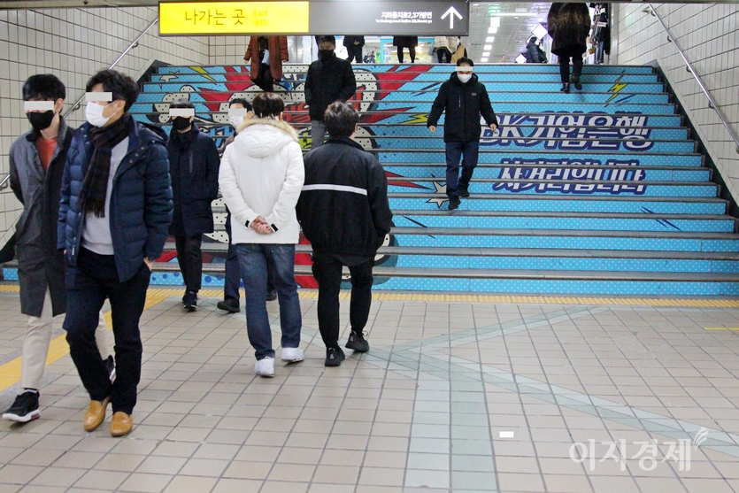 같은 역에서 을지로 3가역으로 가는 지하상가에는 IBK기업은행의 홍보 문구가 붙어 있다. 문구를 보고 걸으면 다소 덜 힘들다. . 사진=김진이 기자