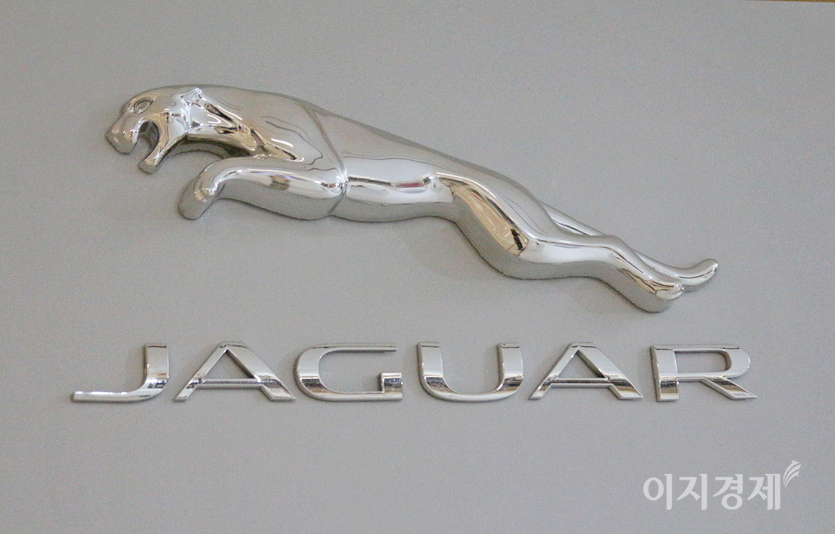 극중 조우 콴이 재규어의 검정 세단을 타면서 재규어 엠블럼이 자주 화면에 나온다. 사진=정수남 기자