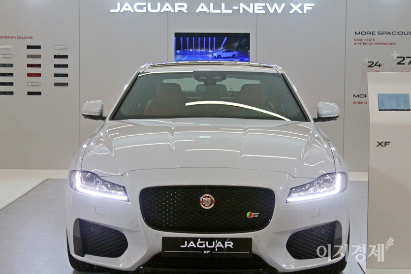 극중 조우 콴이 재규어의 검정 세단을 타면서 재규어 엠블럼이 자주 화면에 나온다. 사진=정수남 기자