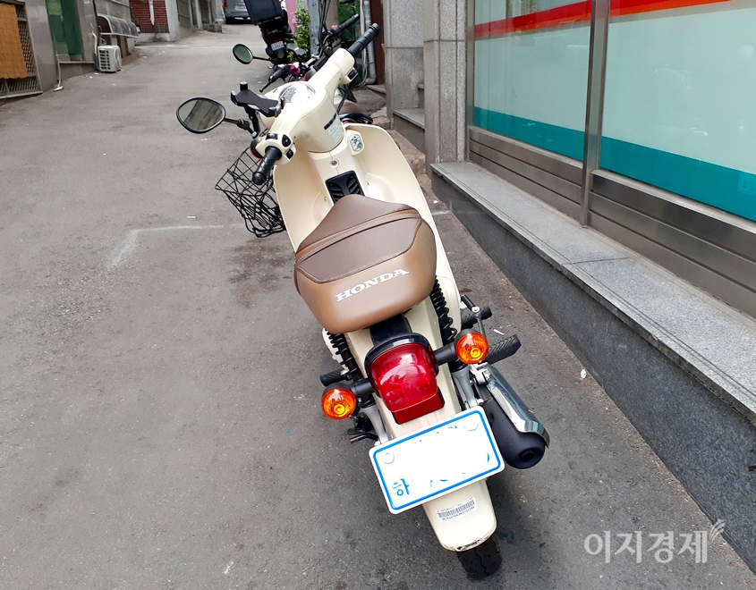 조우콴이 극중 두차레 혼다의 고배기량 바이크를 타면서 ‘HONDA’가 선명하게 스크린에 노출된다. 사진=정수남 기자