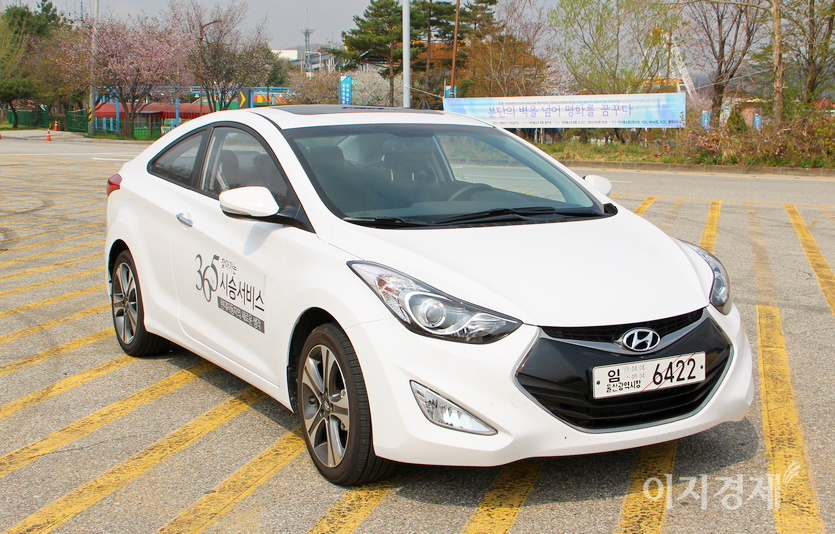 현대차의 소형 세단 엘란트라(1990년~1995년) 역시 각과 곡선이 절묘하게 공존한다. 이후 엘란트라는 아반떼로 이름을 바꿨다. 아반떼 투어링과 2010년대 선보인 아반떼 쿠페. 현재 아반떼의 수출명은 엘란트라다. 사진=이지경제 사진DB, 정수남 기자