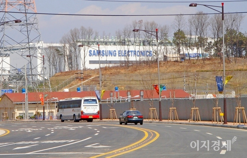 삼성전자는 지난해 D램반도체를 필두로 고급 가전과 스마트폰 등 대부분 사업이 선전하면서 큰 폭으로 실적이 개선됐다. 삼성전자 기흥반도체 공장. 사진=이민섭 기자