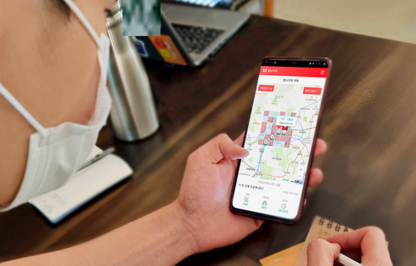 인천 청라의 초밥가게 점주가 KT 잘나가게의 상권분석서비스를 이용하고 있다. 사진=KT