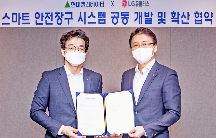 (왼쪽부터)현대엘리베이터 이정한 최고안전환경책임자와 LG유플러스 전승훈 스마트인프라사업담당 상무가 협약 체결 후 기념사진을 찍고 있다. 사진=현대엘리베이터