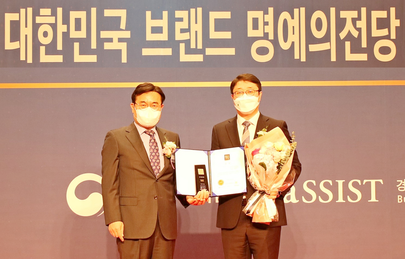 동국제약 (오른쪽부터)주병현 마케팅 부장과 산업정책연구원 박기찬 원장이 대한민국 브랜드 명예의 전당 시상식에서 기념사진을 찍고 있다. 사진=동국제약