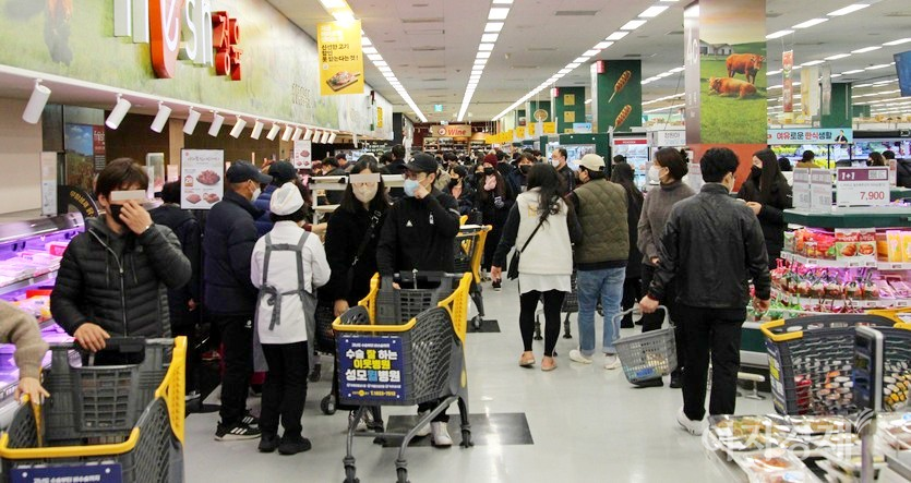 경기도 성남시 수정로에 있는 한 대형마트다. (위부터)지하주차장에서 마트로 올라가는 에스컬레이터에 고객이 가득하다. 매장도 마찬가지다. 사진=정수남 기자