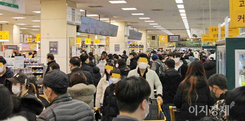 경기도 성남시 수정로에 있는 한 대형마트다. (위부터)지하주차장에서 마트로 올라가는 에스컬레이터에 고객이 가득하다. 매장도 마찬가지다. 사진=정수남 기자