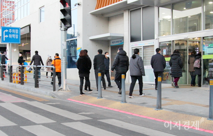 대형마트에서 900여미터 떨어진 전통시장이다.  (위부터)시장 현대화 사업으로 최근 새건물에 둥지를 튼 중앙사장으로 장을 보러 가는 고객과 중앙시장과 붙어 있는 현대시장 모습. 사진=정수남 기자