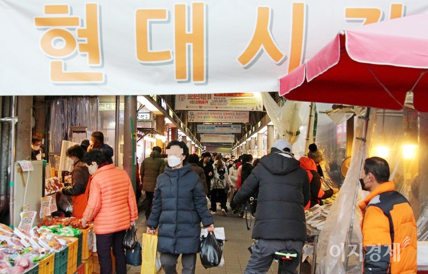 대형마트에서 900여미터 떨어진 전통시장이다. (위부터)시장 현대화 사업 덕에 최근 새건물로 입주한 중앙시장으로 장을 보러 가는 고객과 중앙시장과 붙어 있는 현대시장 모습. 사진=정수남 기자