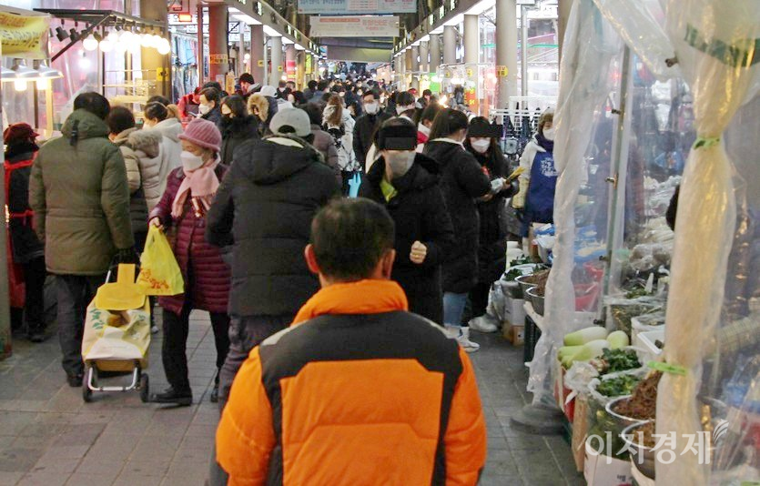 (위부터)현대시장에 있는 야채가게(오른쪽)는 고객이 없다. 평소 1000원, 2000원 단위로 팔던 청양고추를 1근(400g) 단위로 5000원과 1만원에 팔기 때문이다. 반면, 대형마트 푸줏간은 대목을 맞아 삼겹살 등을 염가에 판매한다. 사진=정수남 기자