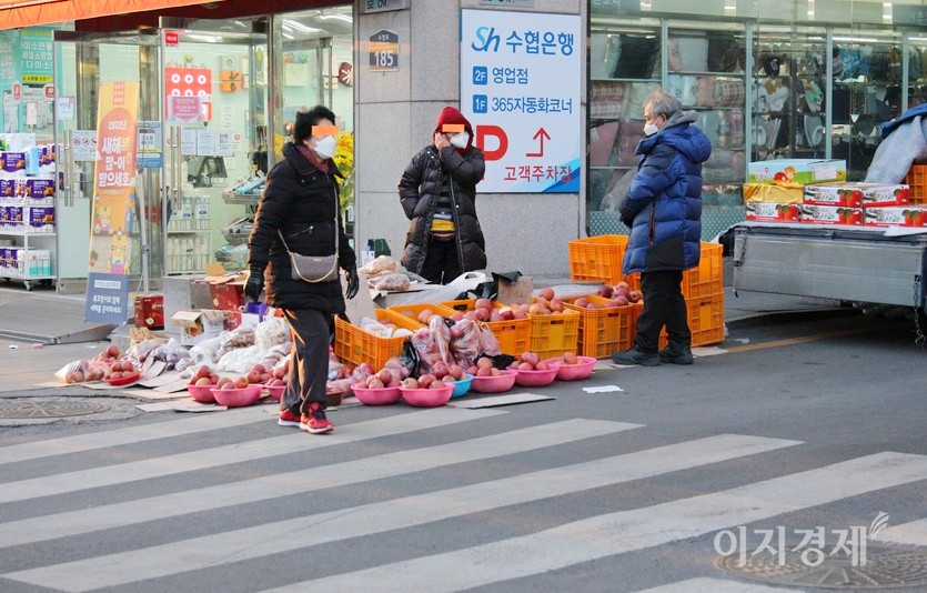 마트 옆에 자리한 과일 노점은 개점 휴업 상태다. 사진=정수남 기자