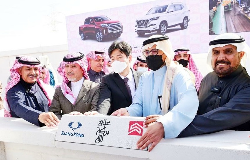 쌍용차의 사우디아라비아 조립공장 착공 장면, SNAM사 (오른쪽부터)파드 알도히시 대표, 왕립위원회 아마드 알 후사인, 쌍용차 신사업KD팀 김창원 팀장 등이 창공을 알리고 있다. 사진=쌍용차